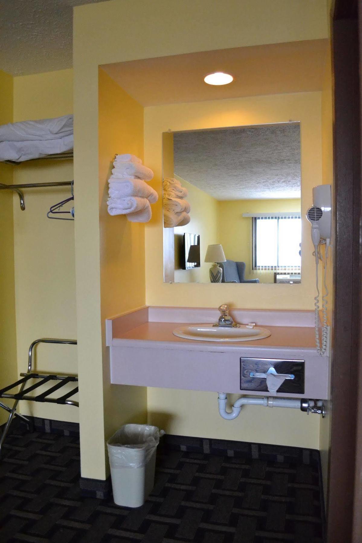 Sky Lodge Inn & Suites - Delavan Zewnętrze zdjęcie