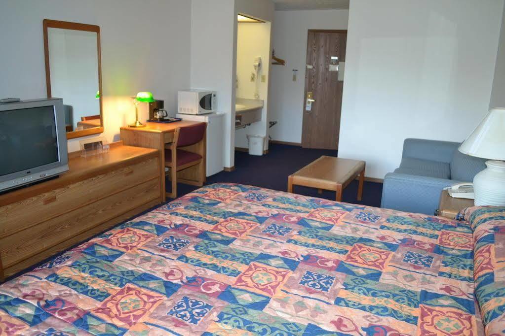 Sky Lodge Inn & Suites - Delavan Zewnętrze zdjęcie
