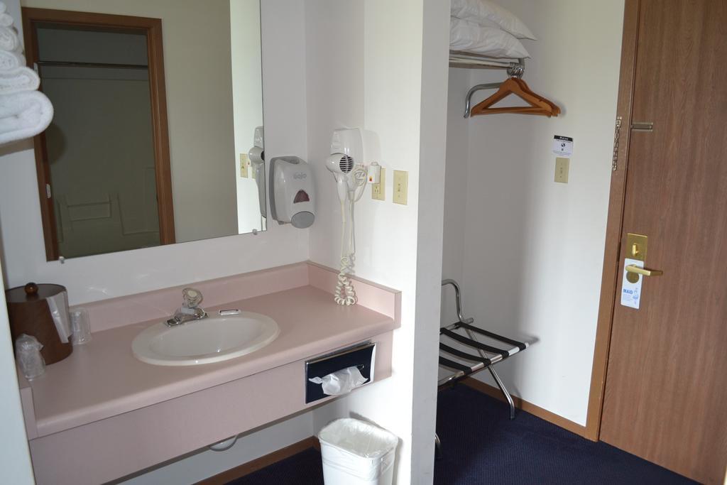 Sky Lodge Inn & Suites - Delavan Zewnętrze zdjęcie